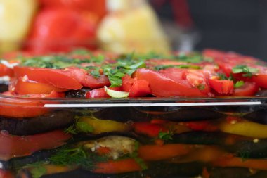 Yeşil yapraklı yeşil vegan salatası karışımı ve sebze. Seçici odak.