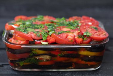 Yeşil yapraklı yeşil vegan salatası karışımı ve sebze. Seçici odak.