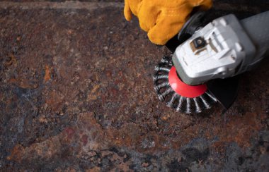 İnsanlar öğütücü metali verir. Öğütücü tekerlek. Seçici odak.