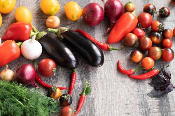 Verduras Frescas Sobre Fondo Madera —  Fotos de Stock