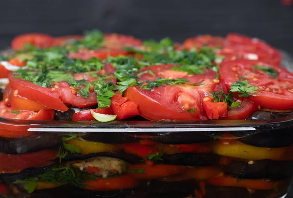 Yeşil yapraklı yeşil vegan salatası karışımı ve sebze. Seçici odak.