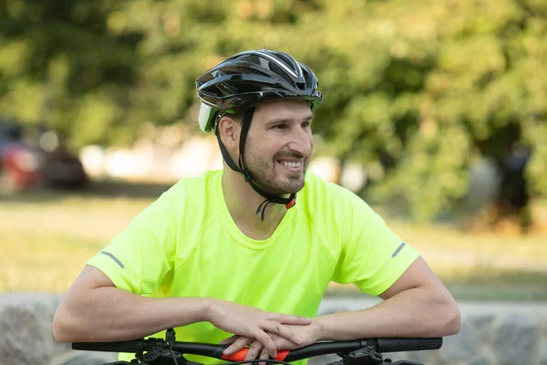 Молодий Красивий Атлетичний Чоловік Стоїть Велосипедом Літньому Парку — стокове фото