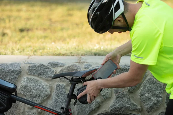 Чоловічий Велосипедист Поклав Мобільний Телефон Велосипедну Сумку Вулицю — стокове фото