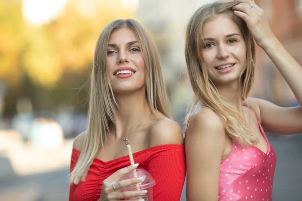 Flickvänner Som Skrattar Gatan Två Vackra Unga Kvinnor Som Har — Stockfoto
