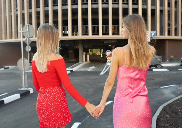 Baksidan Två Flickvänner Som Går Tillsammans Gatan Suddig Bakgrund — Stockfoto