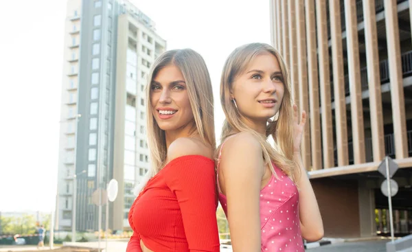 Chicas Amigas Riendo Caminando Por Calle Dos Hermosas Mujeres Jóvenes —  Fotos de Stock