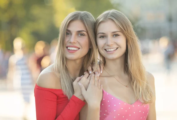 Two Attractive Young Girl Friends Standing Together Posing Camera — Stock Photo, Image