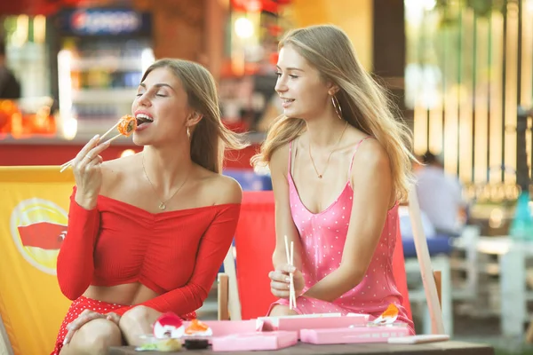 Dos Mujeres Felices Comiendo Rollos Sushi Fondo Borroso — Foto de Stock