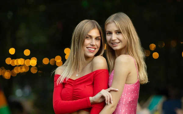Två Attraktiva Unga Flickvänner Står Tillsammans Och Poserar Framför Kameran — Stockfoto