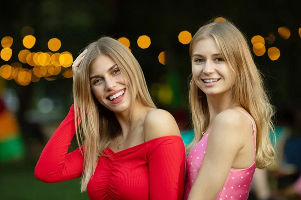 Дві Жінки Друзі Сміються Ідеальними Білими Зубами Розмитий Фон — стокове фото
