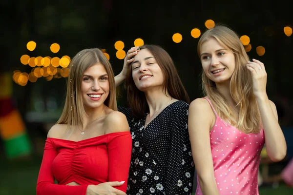 Retrato Tres Jóvenes Hermosas Chicas Sonrientes Ropa Verano Moda — Foto de Stock