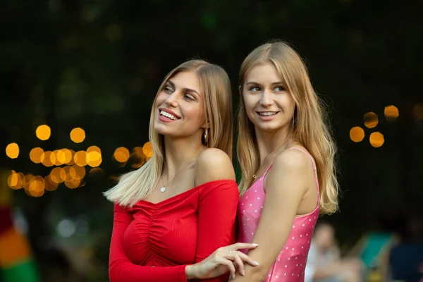 Twee Vriendinnen Lachen Met Een Perfect Wit Gebit Wazige Achtergrond — Stockfoto