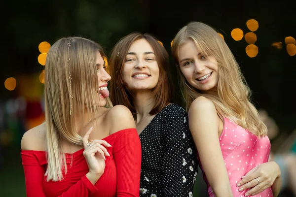 Portret Van Drie Jonge Mooie Lachende Meisjes Trendy Zomerkleding — Stockfoto