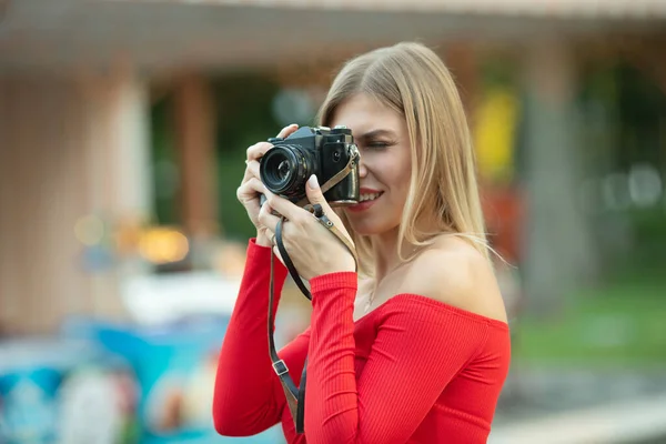 Park Caddesi Tarzı Yaz Modasında Genç Çekici Bir Kadın Elinde — Stok fotoğraf
