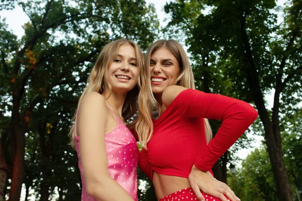 Two Women Friends Laughing Perfect White Teeth Blurred Background — Stock Photo, Image