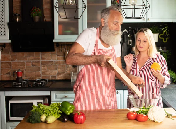 Oudere Echtparen Hebben Plezier Keuken Met Gezond Eten Man Vrouw — Stockfoto