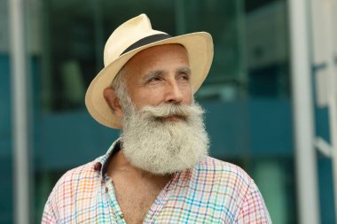 Dışarıda duran sakallı şık, yakışıklı, yetişkin bir adamın portresi..