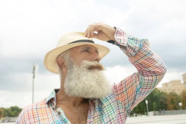 Dışarıda duran sakallı şık, yakışıklı, yetişkin bir adamın portresi..