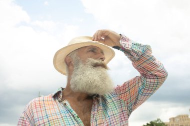 Dışarıda duran sakallı şık, yakışıklı, yetişkin bir adamın portresi..