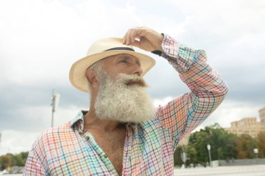 Dışarıda duran sakallı şık, yakışıklı, yetişkin bir adamın portresi..