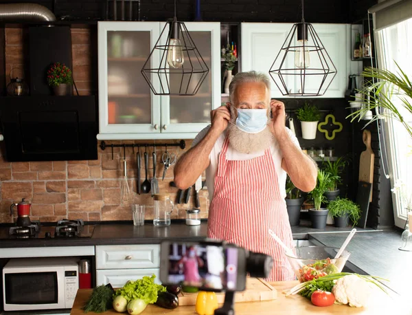 Baard Senior Man Het Bereiden Van Groenten Een Bord Voedsel — Stockfoto