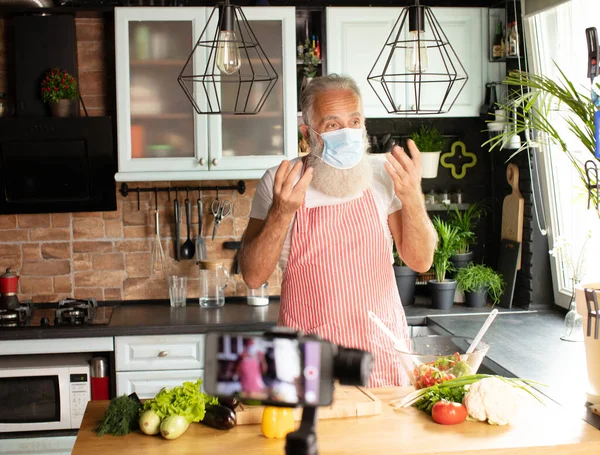 Baard Senior Man Het Bereiden Van Groenten Een Bord Voedsel — Stockfoto