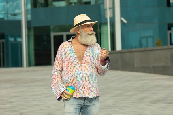 Porträtt Positiv Senior Skäggig Hipster Man Med Kaffe Paus Utomhus — Stockfoto