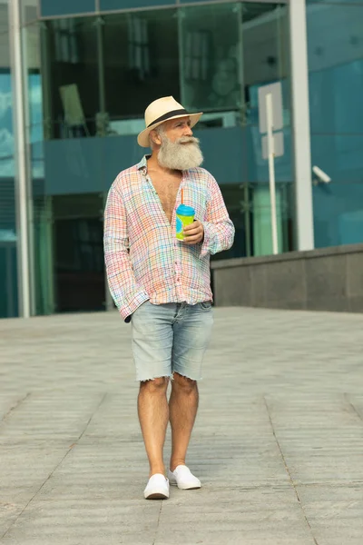 Porträtt Positiv Senior Skäggig Hipster Man Med Kaffe Paus Utomhus — Stockfoto