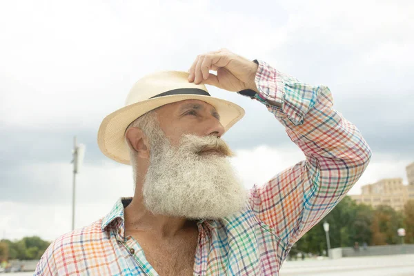 Dışarıda duran sakallı şık, yakışıklı, yetişkin bir adamın portresi..