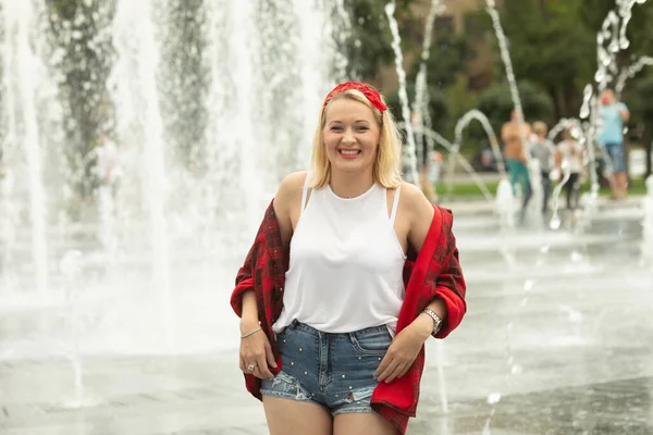 Menina Bonita Brilhantemente Vestida Estilo Pin Anda Livre — Fotografia de Stock