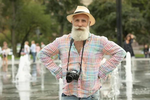 Aime Voyager Barbu Senior Souriant Homme Tenant Caméra — Photo