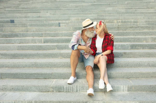 Schönes Paar Freien Ältere Bärtige Mann Und Junge Frau — Stockfoto