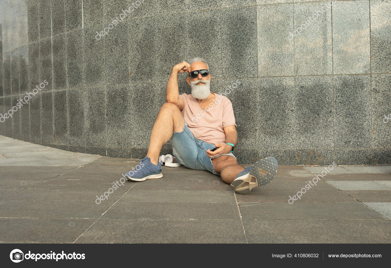 Elegante Hipster Hombre Maduro Sentado Calle — Foto de stock