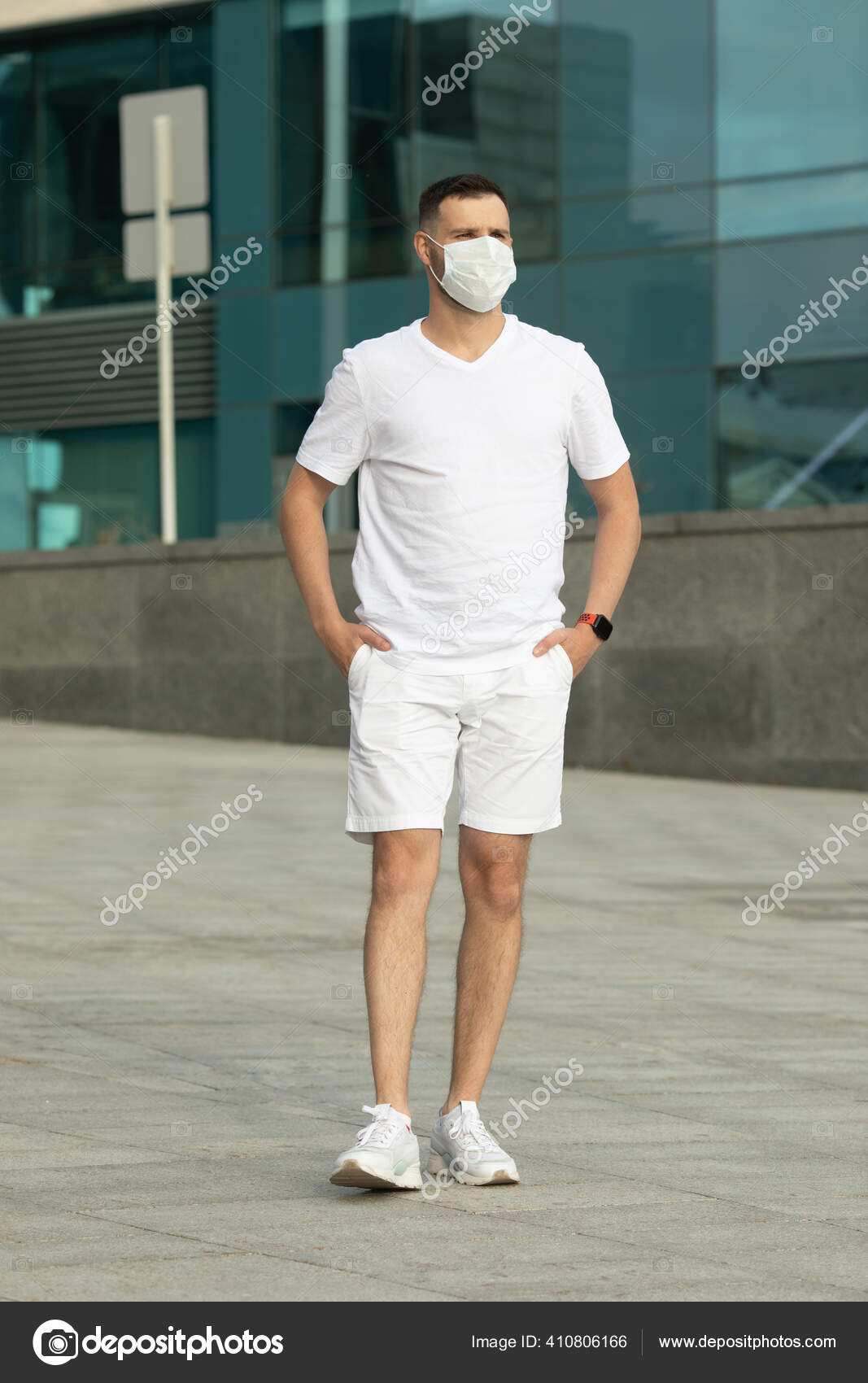 Hombre Joven Traje Blanco Con Máscara Posando Sobre Fondo Borroso:  fotografía de stock © Lashkhidzetim #410806166 | Depositphotos