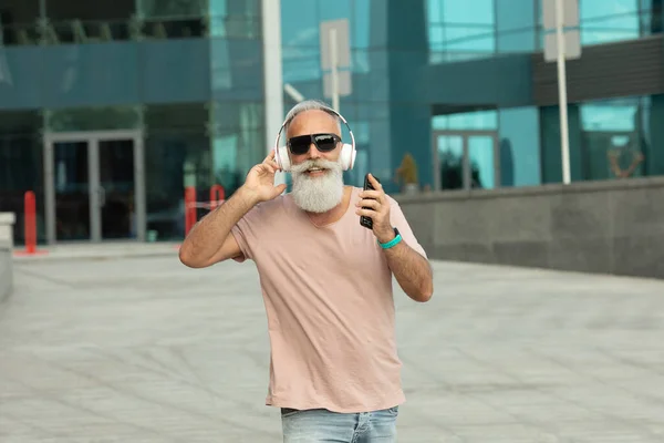 Hipster Mogen Man Lyssnar Musik Smartphone Promenader Staden — Stockfoto