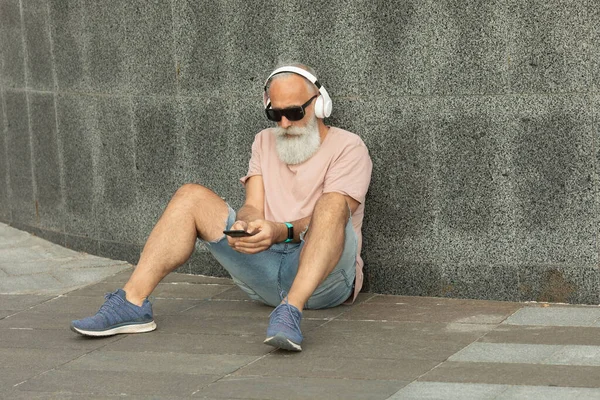 Hipster Mogen Man Lyssnar Musik Smartphone Sitter Gatan Staden — Stockfoto