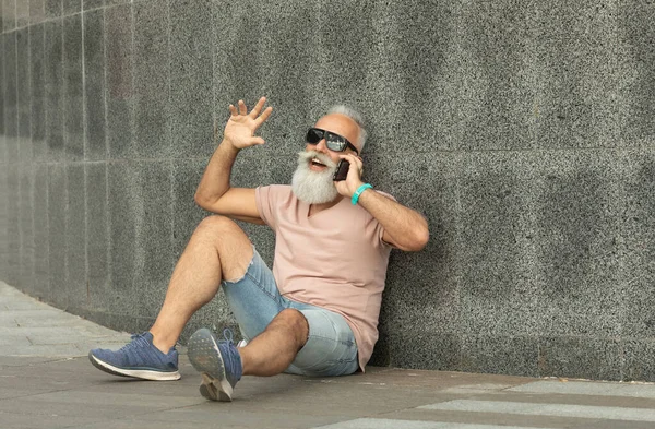 Hipster Mogen Man Bär Solglasögon Talar Smartphone Sitter Gatan Staden — Stockfoto