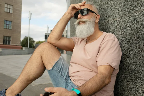 Hipster Mature Man Using Smartphone Leaning Building City — Stock Photo, Image