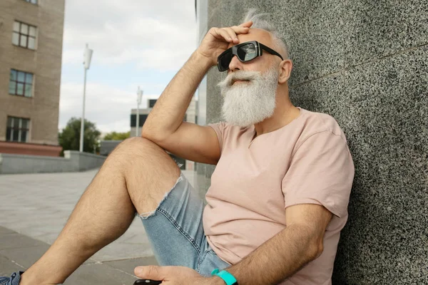 Élégant Hipster Mature Homme Assis Sur Rue — Photo