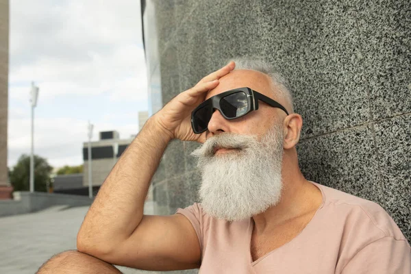 Vista Próxima Homem Maduro Hipster Vestindo Óculos Sol Apoiados Fachada — Fotografia de Stock