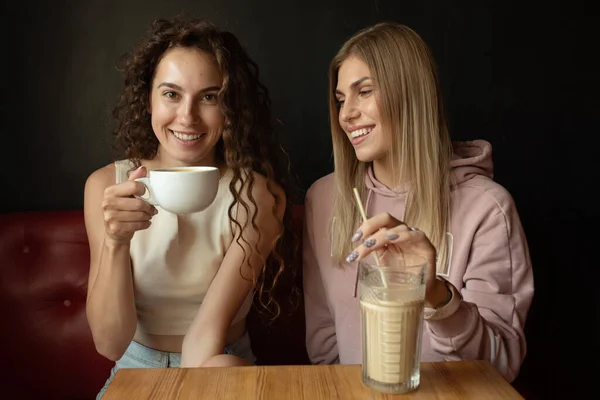 Rödhåriga Och Blonda Kvinnor Dricker Kaffe Caféet — Stockfoto