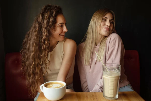 Amigas Bebiendo Café Cafetería — Foto de Stock