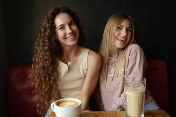 Vrouwelijke Vrienden Die Koffie Drinken Café — Stockfoto