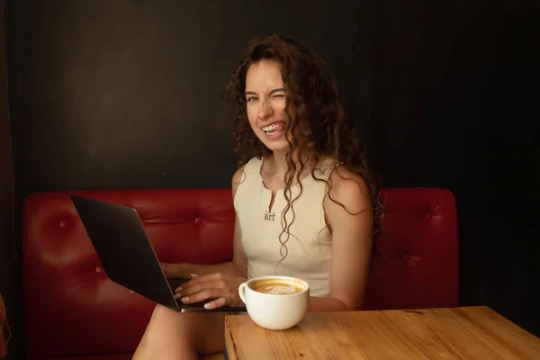 Pelirroja Mujer Hipster Utilizando Ordenador Portátil Cafetería — Foto de Stock