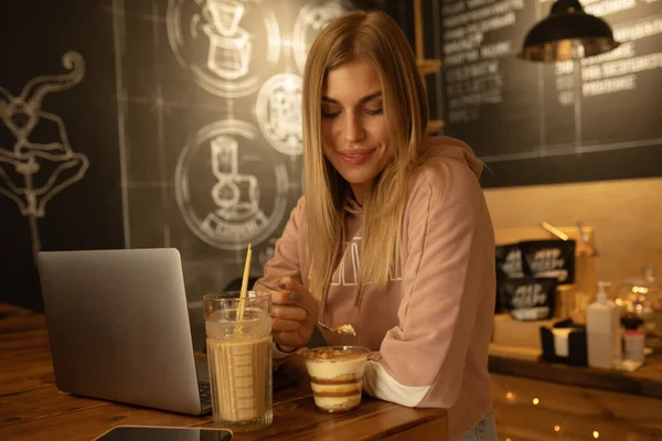 Blondine Vrouw Freelancer Het Drinken Van Koffie Het Eten Van — Stockfoto