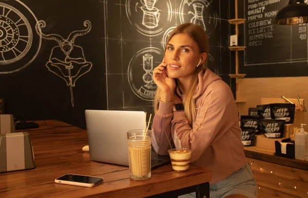 Leuke Blonde Vrouw Drinken Koffie Met Behulp Van Laptop Cafe — Stockfoto