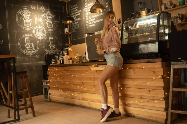 Hezké Blondýny Žena Pití Latté Kavárně — Stock fotografie