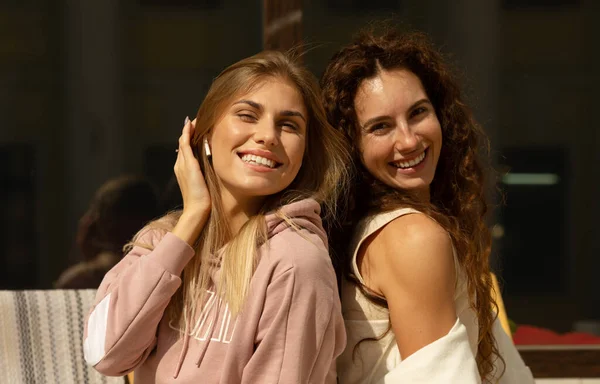 Retrato Mujeres Rubias Pelirrojas Posando Aire Libre — Foto de Stock