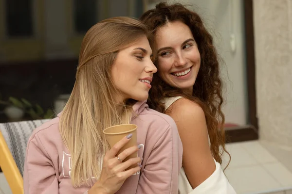 Portret Van Blonde Roodharige Vrouwen Poseren Buiten — Stockfoto