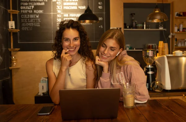 Två Glada Vänner Eller Systrar Som Pratar Ett Kafé — Stockfoto